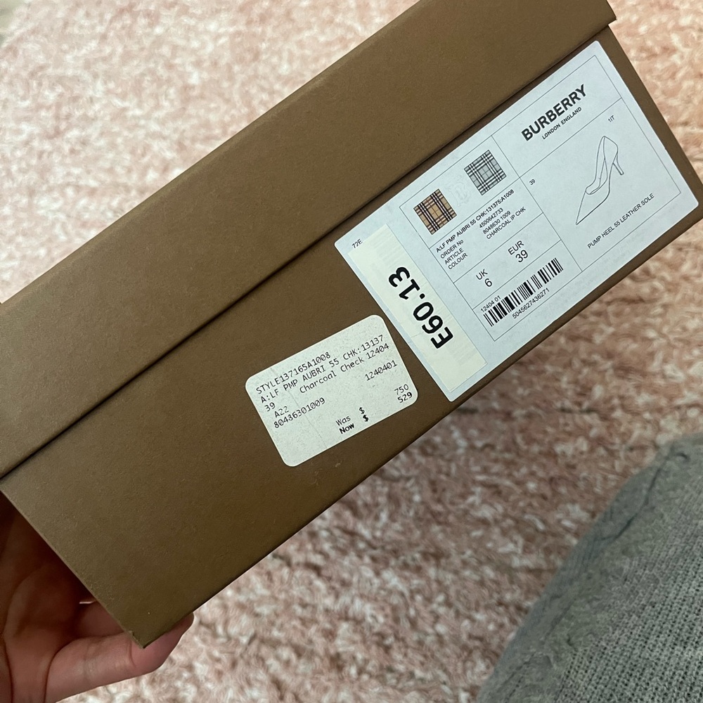 Burberry Cream and Brown Box with Tags - Picture 4 of 4